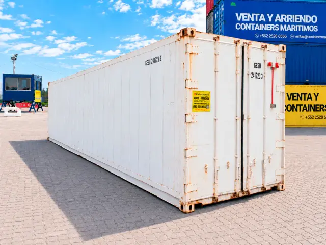 Contenedor refrigerado de 40 pies High Cube de costado, en el depósito